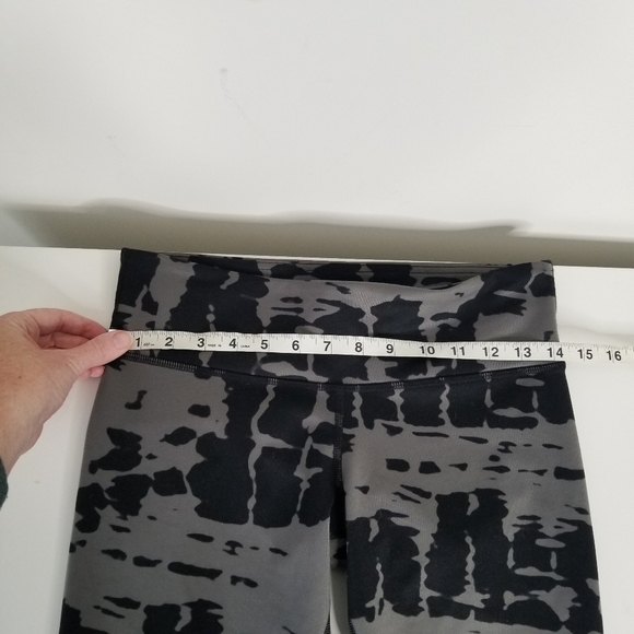 Alo Yoga High Waist Airbrush Tie Dye Capri Leggings Size S Black Gray - Picture 12 of 12